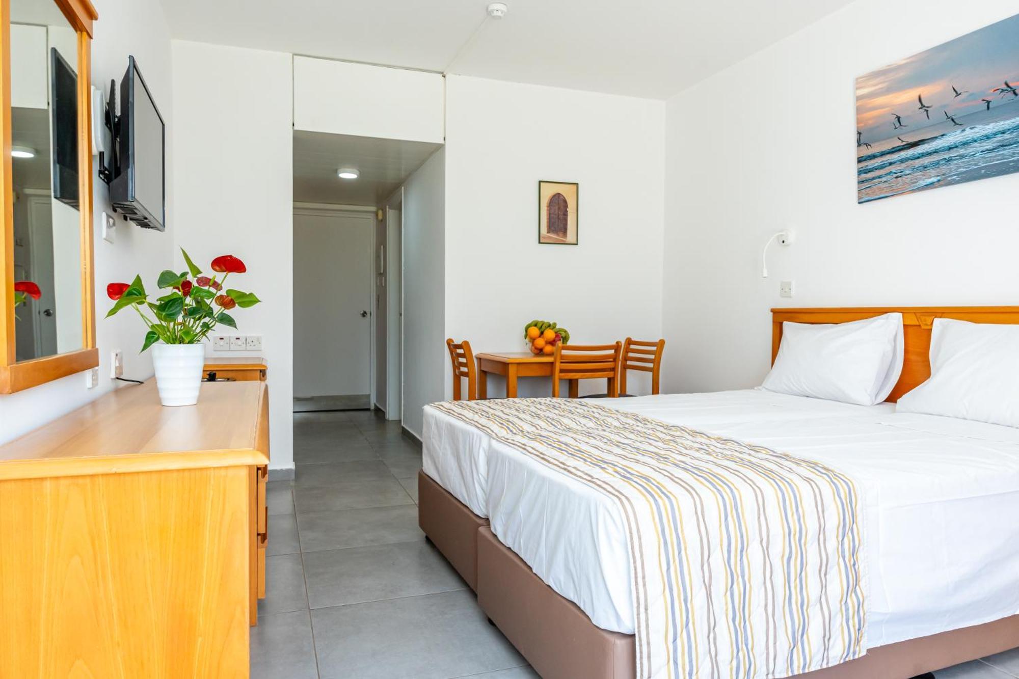 Helios Bay Hotel And Suites Klorakas Room photo