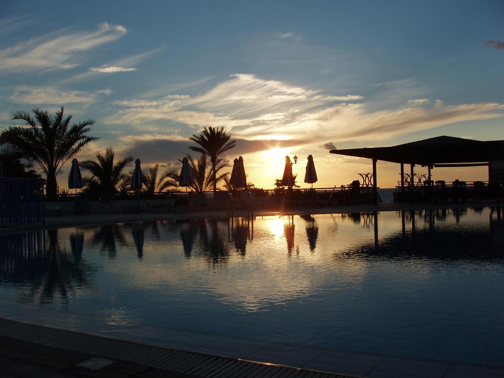 Helios Bay Hotel And Suites Klorakas Exterior photo