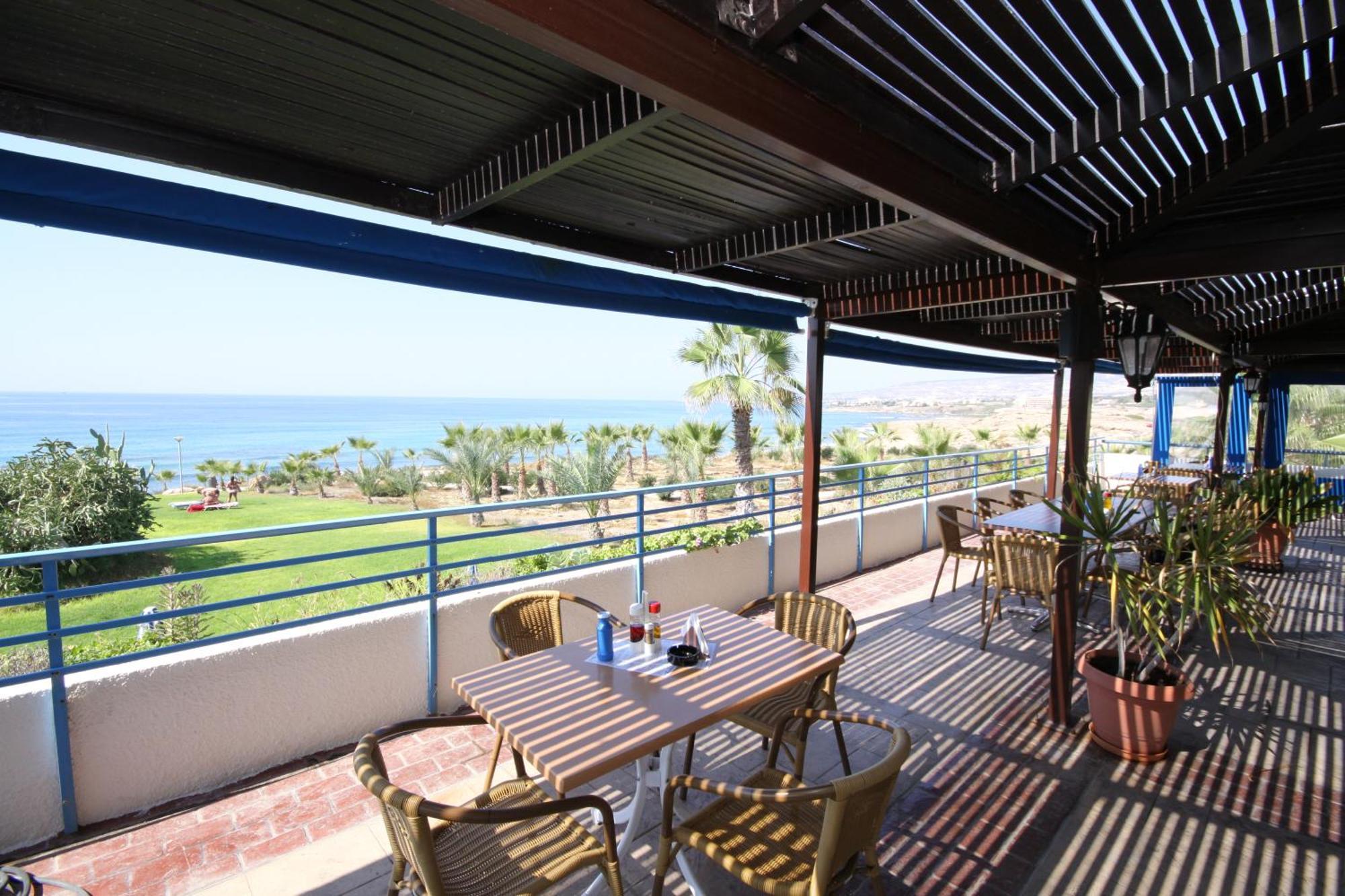 Helios Bay Hotel And Suites Paphos Restaurant photo