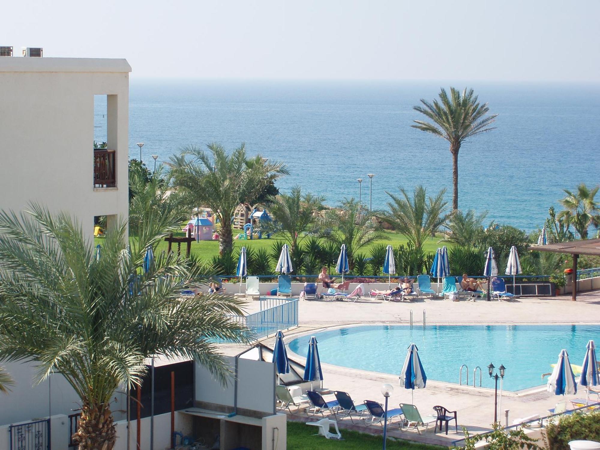 Helios Bay Hotel And Suites Paphos Exterior photo