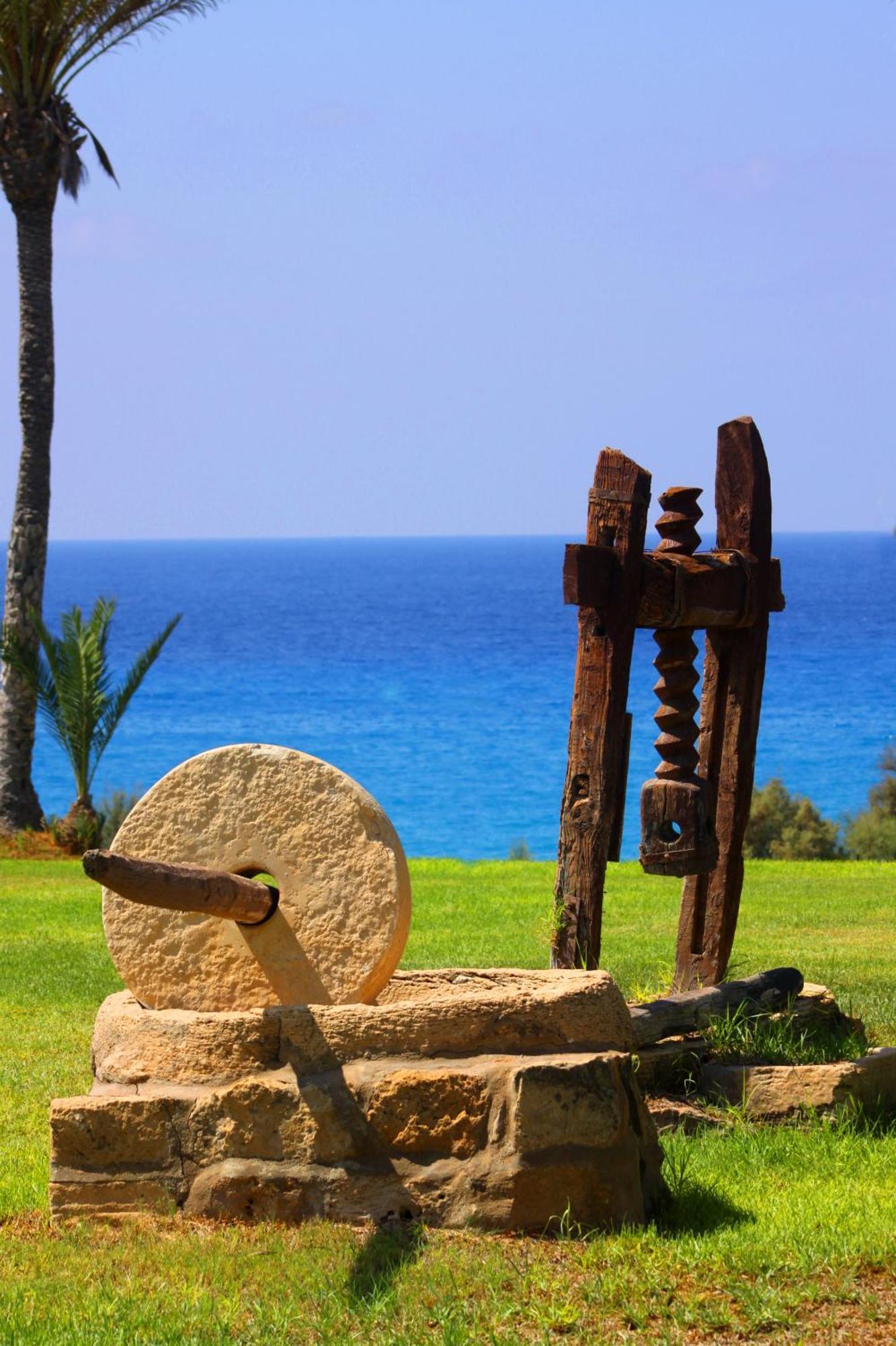 Helios Bay Hotel And Suites Paphos Exterior photo