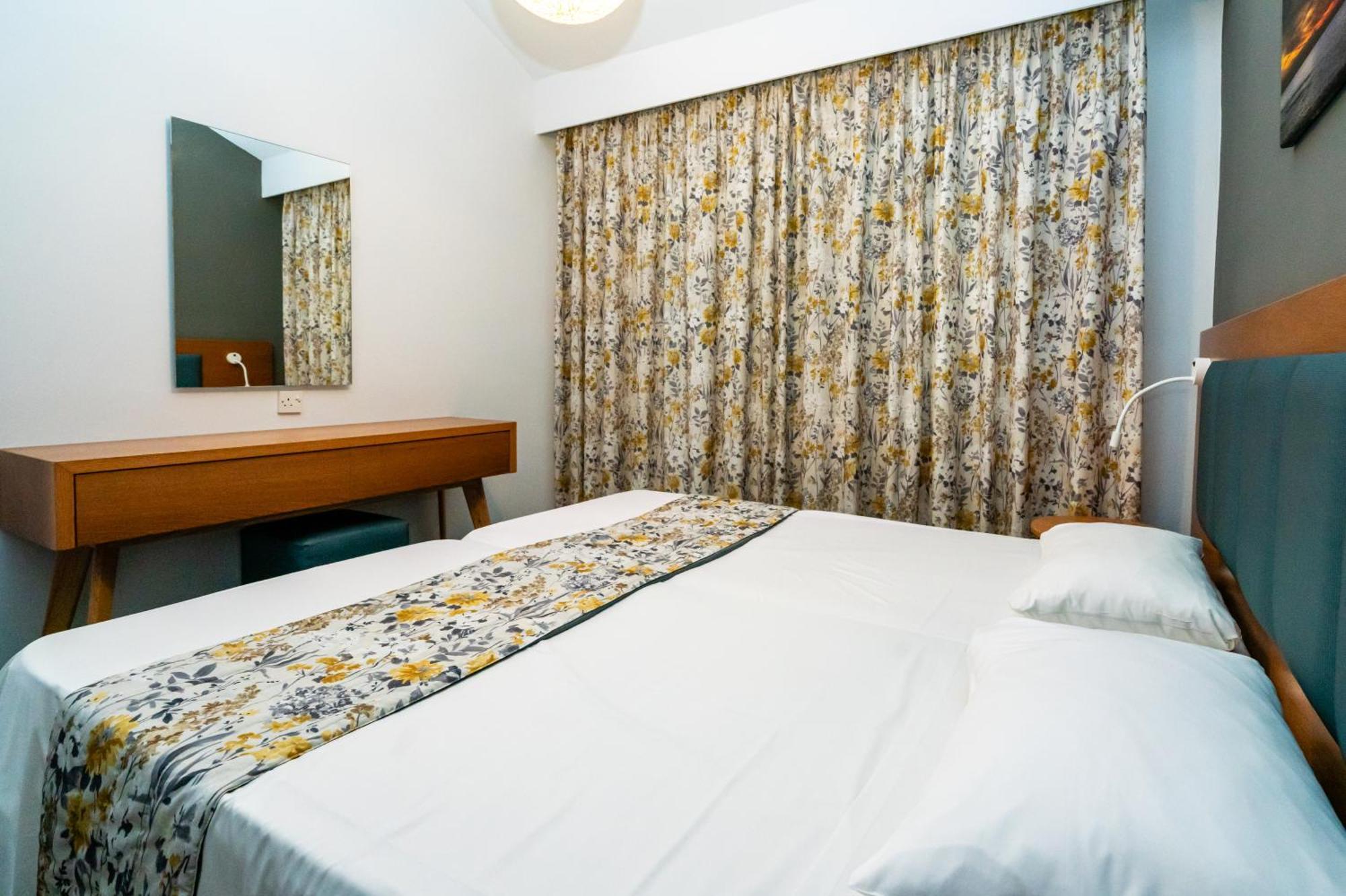 Helios Bay Hotel And Suites Paphos Room photo