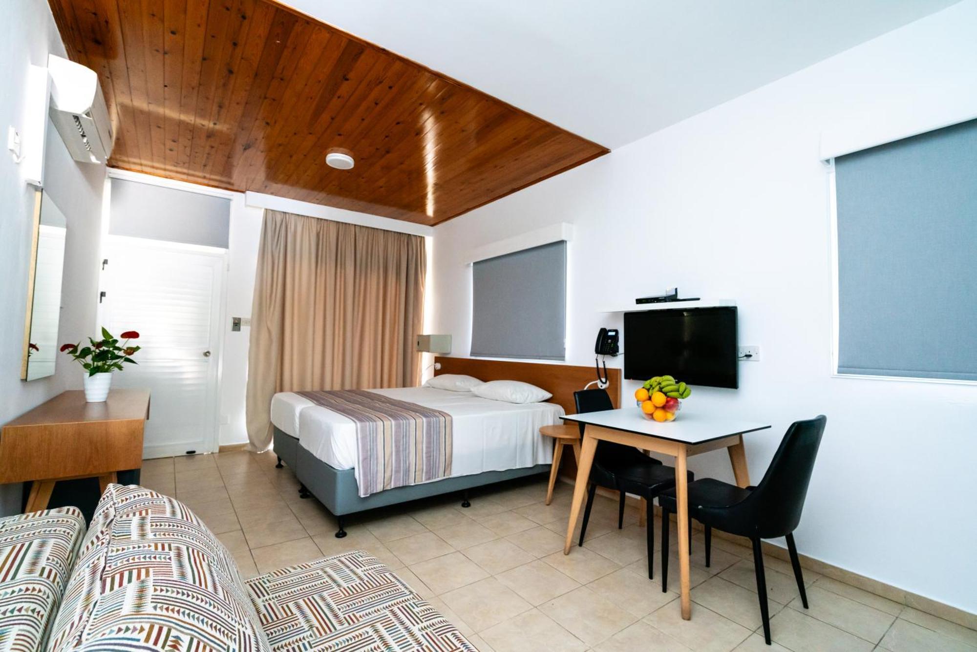 Helios Bay Hotel And Suites Klorakas Exterior photo