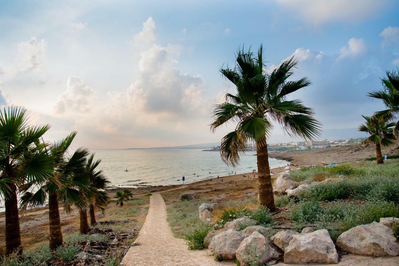 Helios Bay Hotel And Suites Paphos Exterior photo