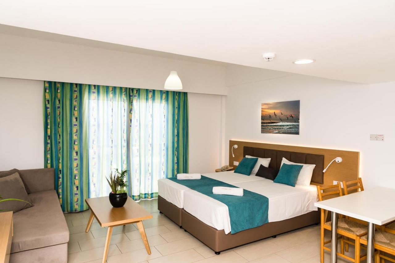 Helios Bay Hotel And Suites Klorakas Exterior photo